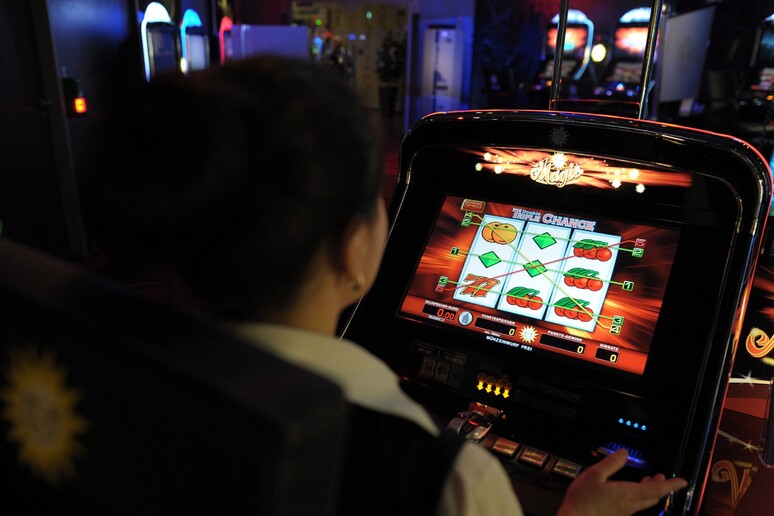 Giocatori alle slot machines in un 'immagine d 'archivio © ANSA/EPA