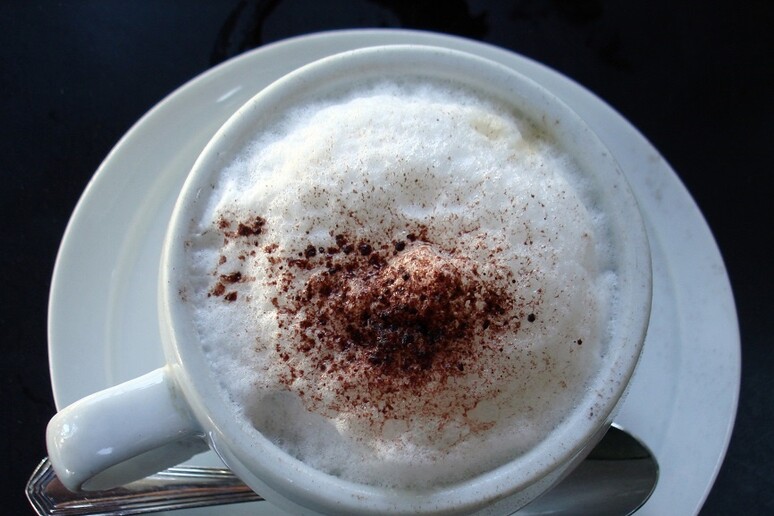 Ecco perché il cappuccino si rovescia meno del caffè (fonte: Johnny Lopez) - RIPRODUZIONE RISERVATA