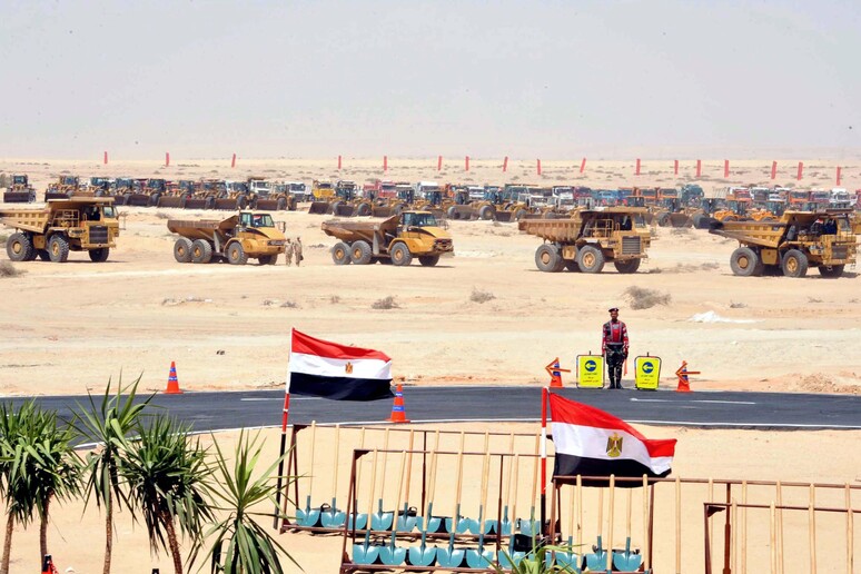Bulldozers e trattori a Ismailia impegnati nei lavori per il parziale raddoppio del Canale di Suez -     RIPRODUZIONE RISERVATA