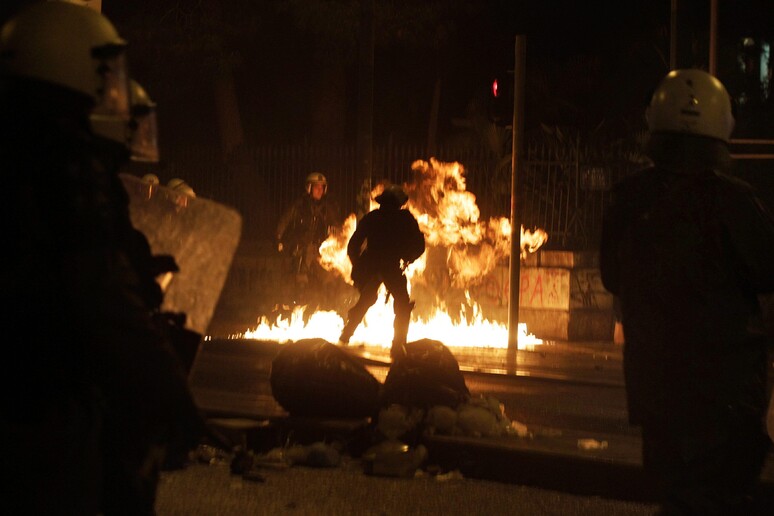 Violenti scontri ieri sera ad Atene tra manifestanti e polizia -     RIPRODUZIONE RISERVATA