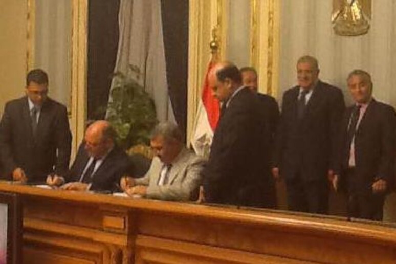Il momento della firma del contratto in Egitto -     RIPRODUZIONE RISERVATA