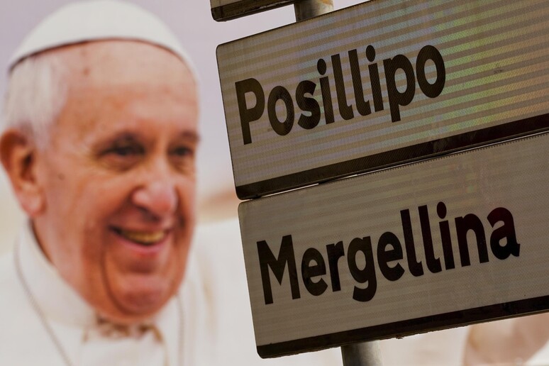 Papa a Napoli: striscioni con foto sul lungomare Caracciolo - RIPRODUZIONE RISERVATA