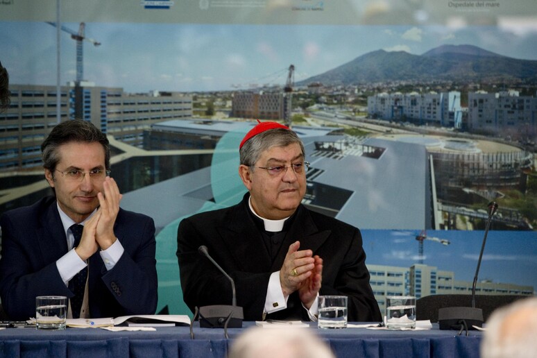 Il Presidente della Regione Campania, Stefano Caldoro, con il cardinale di Napoli, Crescenzio Sepe - RIPRODUZIONE RISERVATA