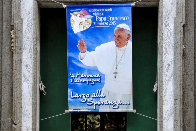Papa a Napoli: poster su facciate chiese - RIPRODUZIONE RISERVATA