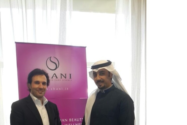 Un momento  dell’Italian Beauty, Wellness and Spa, organizzato dalla Camera di Commercio Italiana negli Emirati Arabi  a Duba  --  David Carlini della Shani con un cliente dell’Arabia Saudita.   ____________________________________ -     RIPRODUZIONE RISERVATA