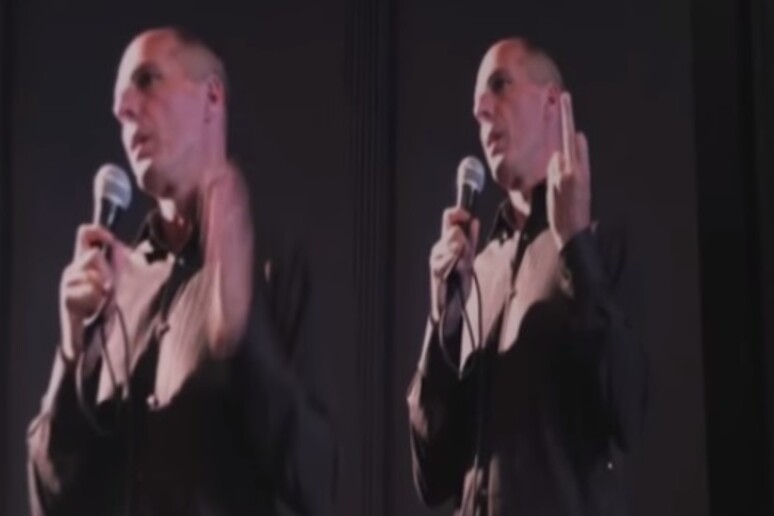 Il dito medio di Varoufakis era una bufala - RIPRODUZIONE RISERVATA