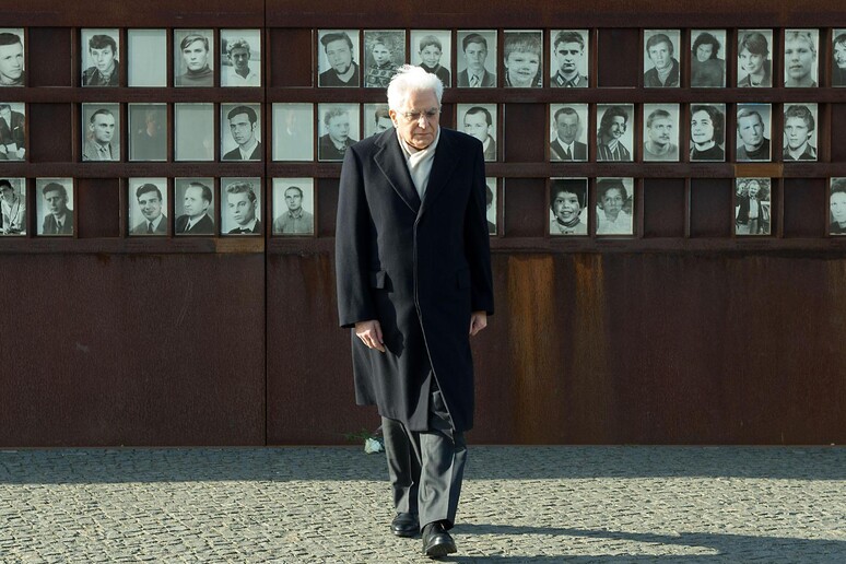 Sergio Mattarella al Memoriale del Muro di Berlino. Una rosa ai caduti per la libertà - RIPRODUZIONE RISERVATA