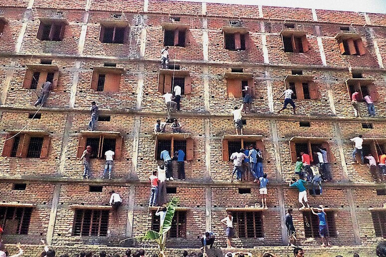 India, periodo di esami: squadre acrobatiche per copiare © ANSA/AP