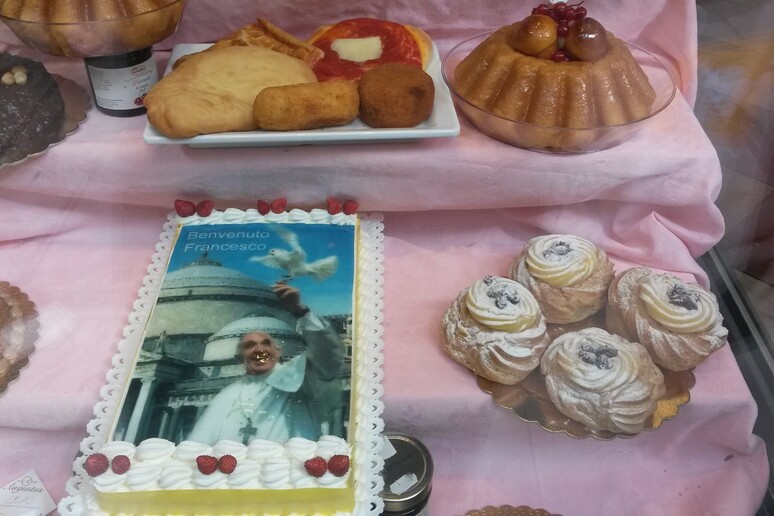 La torta dedicata alla visita di Papa Francesco a Napoli - RIPRODUZIONE RISERVATA
