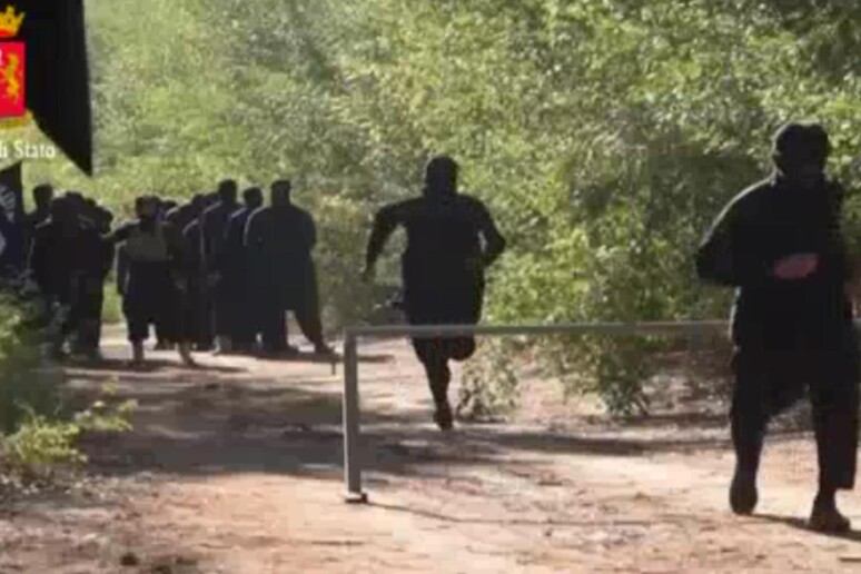 Frame da un video di propaganda dell 'Isis fornito dalla Polizia di Stato -     RIPRODUZIONE RISERVATA