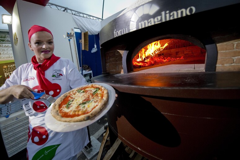 Al Napoli pizza village apre la scuola di  'Rossopomodoro ' - RIPRODUZIONE RISERVATA