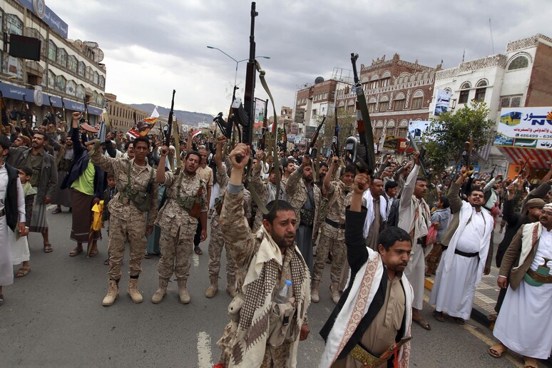Protesta dei ribelli Houthi a Sanaa contro i raid guidati dall 'Arabia Saudita © ANSA/AP