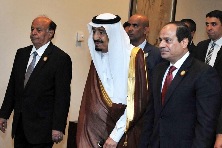 Il presidente egiziano Sisi accoglie i delegati al vertice della Lega Araba a Sharm el Sheikh © ANSA/EPA