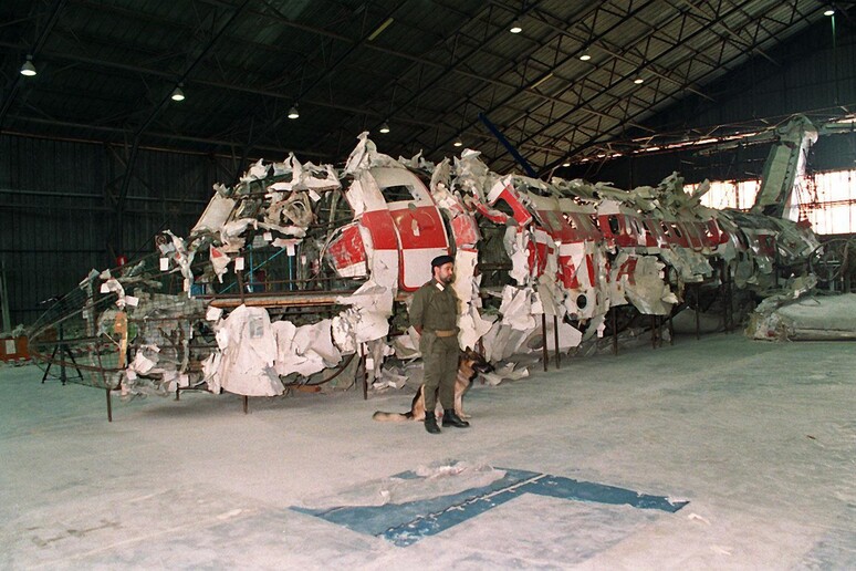 Una immagine del 15 luglio 1999 dell 'aereo DC-9 dell 'Itavia ricostruito nell 'hangar di Pratica di  Mare (Foto di Giosue Maniaci) - RIPRODUZIONE RISERVATA