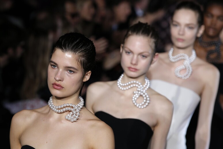 Paris Fashion: la sfilata di Stella McCartney, eco-stilista © ANSA/AP