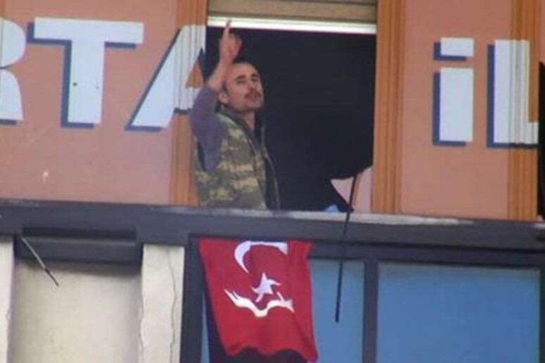 Uomo armato fa irruzione in una sede del partito Akp a Istanbul -     RIPRODUZIONE RISERVATA
