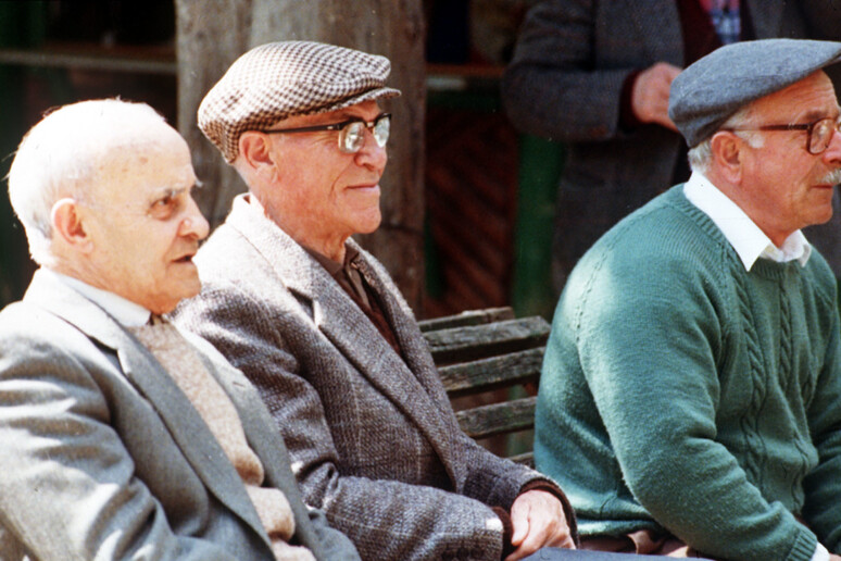 Una fotografia  di archivio di alcuni pensionati seduti su una panchina - RIPRODUZIONE RISERVATA