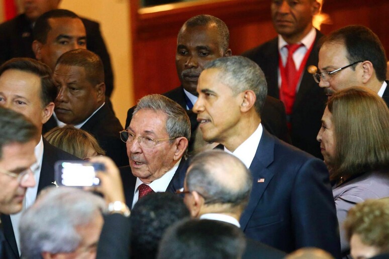 Usa-Cuba: breve saluto tra Obama e Raul Castro © ANSA/EPA