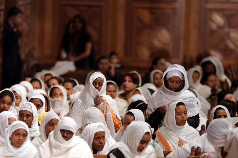 Cristiani etiopi pregano alla cattedrale di San Marco al Cairo, il giorno di Pasqua © ANSA/EPA