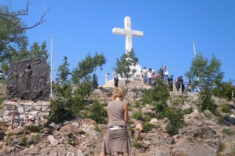 Un gruppo di pellegrini scala il Krizevac, il monte della Croce, a Medjugorje, in una foto del 28  maggio 2011. ANSA/GIORGIANA CRISTALLI - RIPRODUZIONE RISERVATA