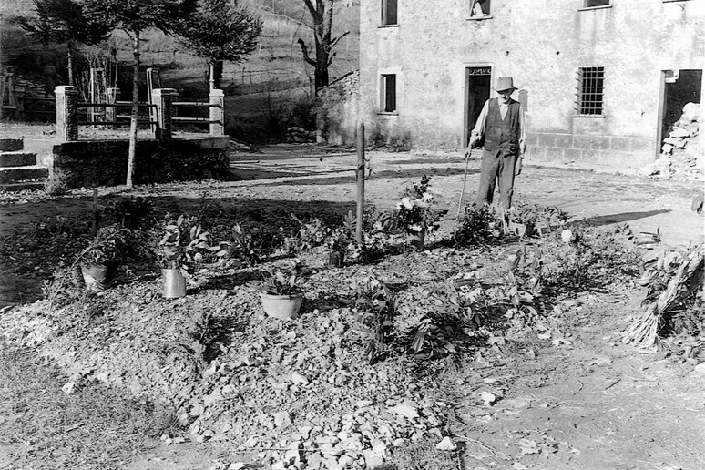 Foto  storica del museo della resistenza di Stazzema: sepoltura nel 1944 nel piazzale della chiesa - RIPRODUZIONE RISERVATA
