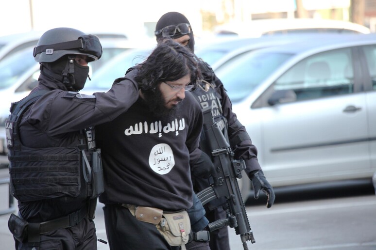 Un musulmano sospettato di terrorismo arrestato in Bosnia nei giorni precedenti all 'attentato © ANSA/AP