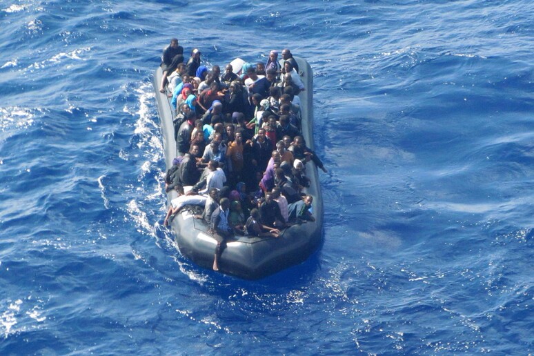 Migranti a bordo di un gommone nel Canale di Sicilia -     RIPRODUZIONE RISERVATA