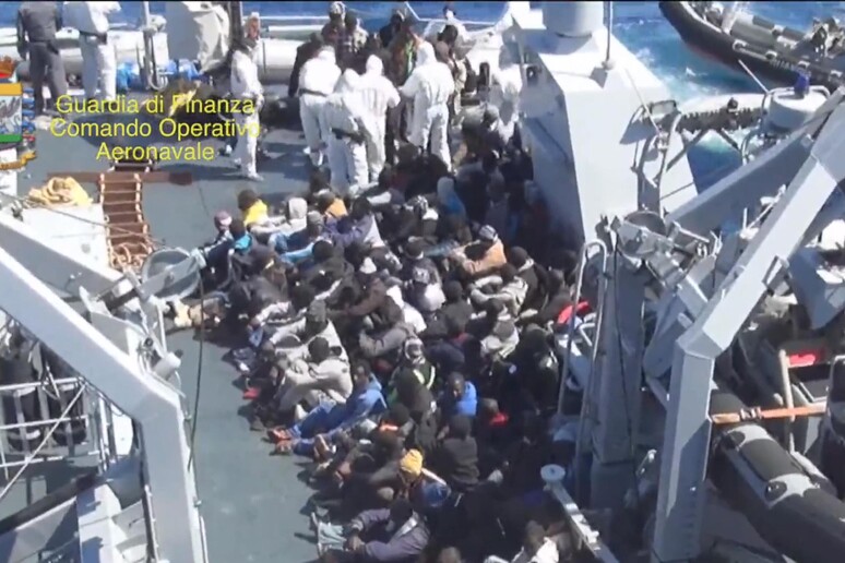 Un fermo immagine contenuto in un video diffuso dalla Guardia di Finanza relativo ai soccorsi nel Canale di Sicilia il 19 aprile 2015, il giorno dopo il naufragio - RIPRODUZIONE RISERVATA