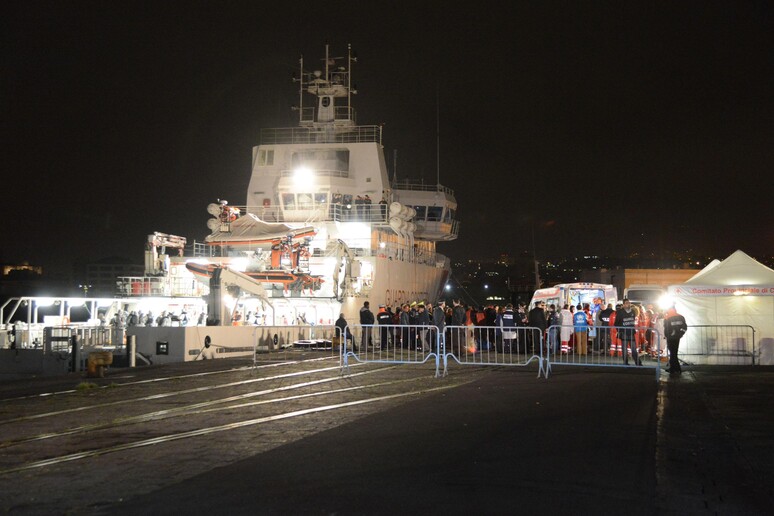 L 'arrivo nel porto di Catania dei sopravvissuti al naufragio - RIPRODUZIONE RISERVATA