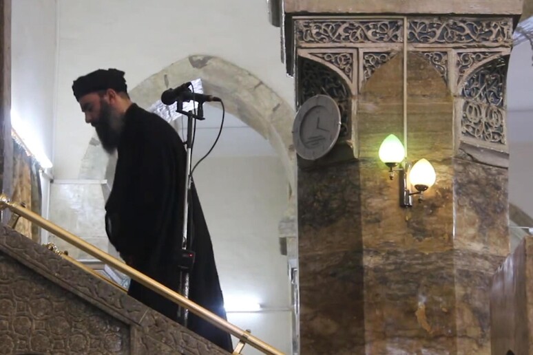 Il "califfo" dell 'Isis, Abu Bakr al-Baghdadi, ripreso durante la "storica" predica a Mosul. - RIPRODUZIONE RISERVATA