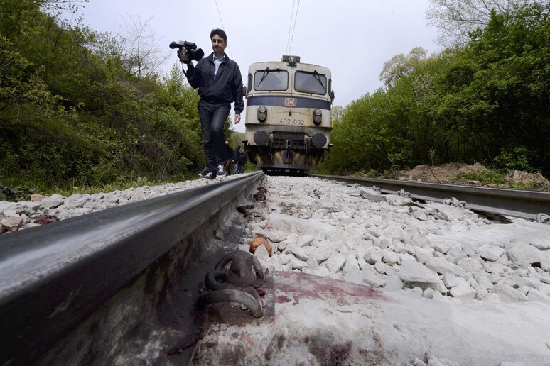 Il punto dove 14 migranti sono stati travolti da un treno in Macedonia. © ANSA/EPA
