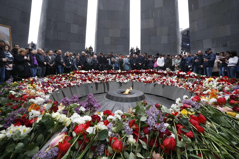 Fiori al memoriale per il genocidio armeno © ANSA/AP