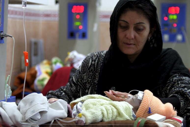 Un bambino malato in un ospedale a Kabul, in Afghanistan -     RIPRODUZIONE RISERVATA