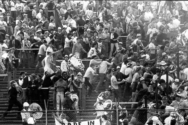 Una foto del 29 maggio 1985 che mostra gli incidenti allo stadio Heysel di Bruxelles prima di Juventus-Liverpool - RIPRODUZIONE RISERVATA