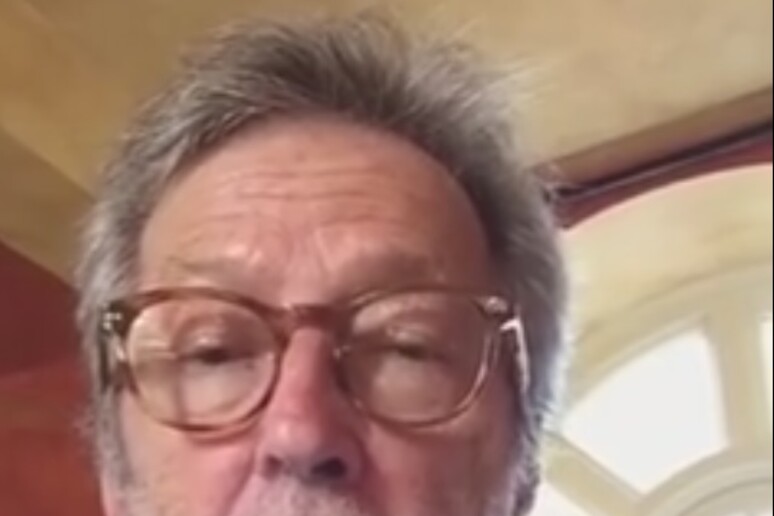 Un frame del video messaggio di Eric Clapton - RIPRODUZIONE RISERVATA