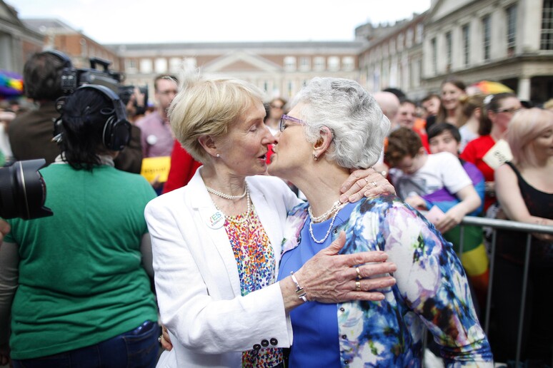 La senatrice irlandese Katherine Zappone e la sua compagna Louise Gilligan celebrano il risultato del referendum sui matrimoni gay © ANSA/AP