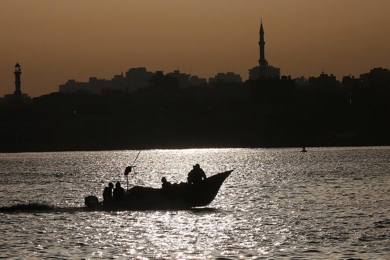 Pescatori a Gaza © ANSA/EPA