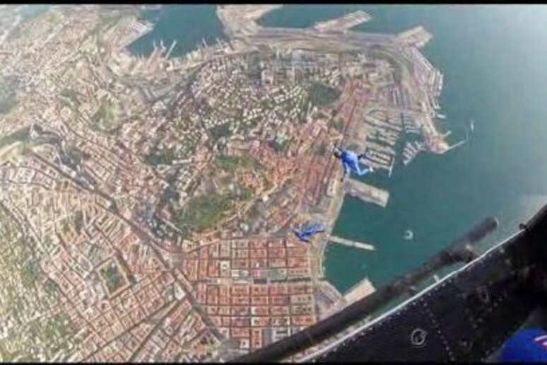 Lancio con il paracadute su Trieste - RIPRODUZIONE RISERVATA