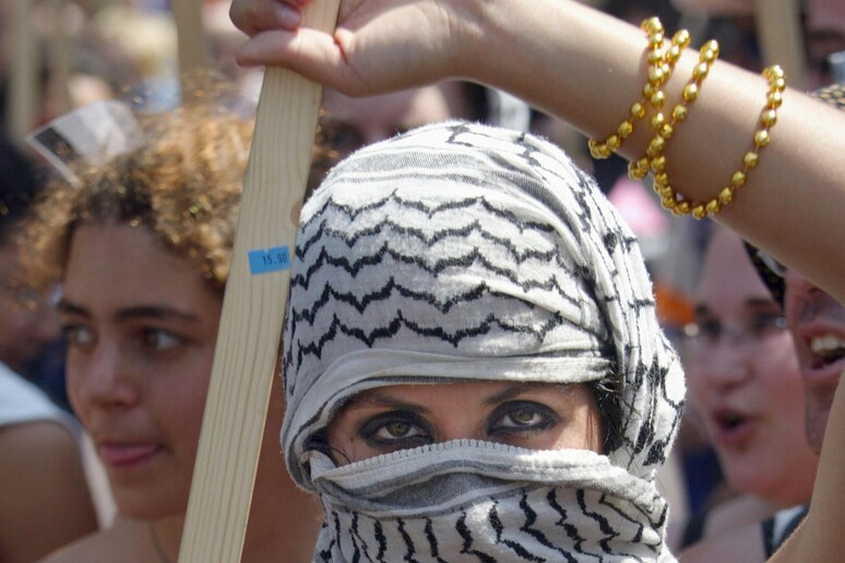 Una ragazza con la kefiah palestinese ad una manifestazione per diritti LGBT (foto d 'archivio) -     RIPRODUZIONE RISERVATA