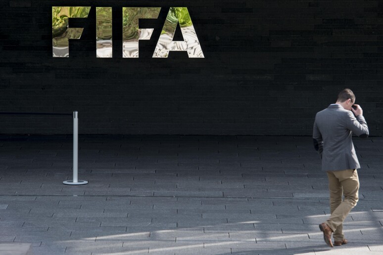 Il logo della Fifa nella sede di Zurigo © ANSA/AP