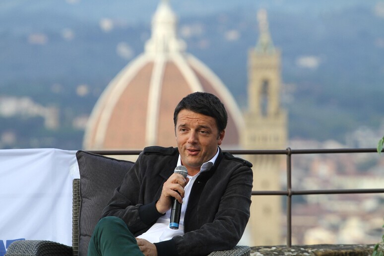 Il premier Matteo Renzi sulla sfondo della cupola del Brunelleschi -     RIPRODUZIONE RISERVATA