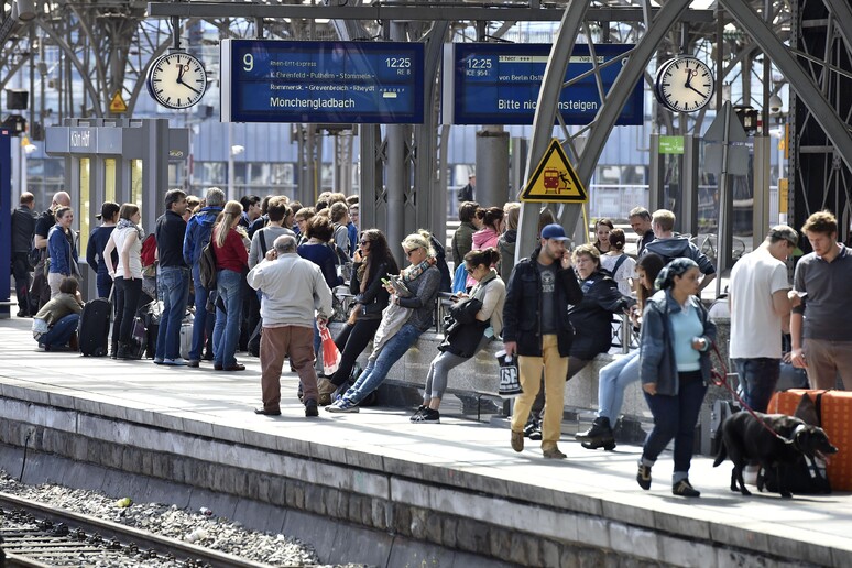 Una stazione ferroviaria in Germania (foto d 'archivio) © ANSA/AP