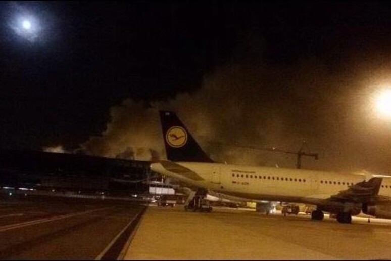 Incendio in aeroporto Fiumicino - RIPRODUZIONE RISERVATA