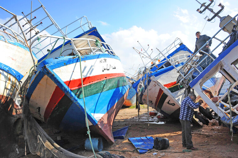 Il "cimitero" dei barconi dei migranti a Lampedusa - RIPRODUZIONE RISERVATA