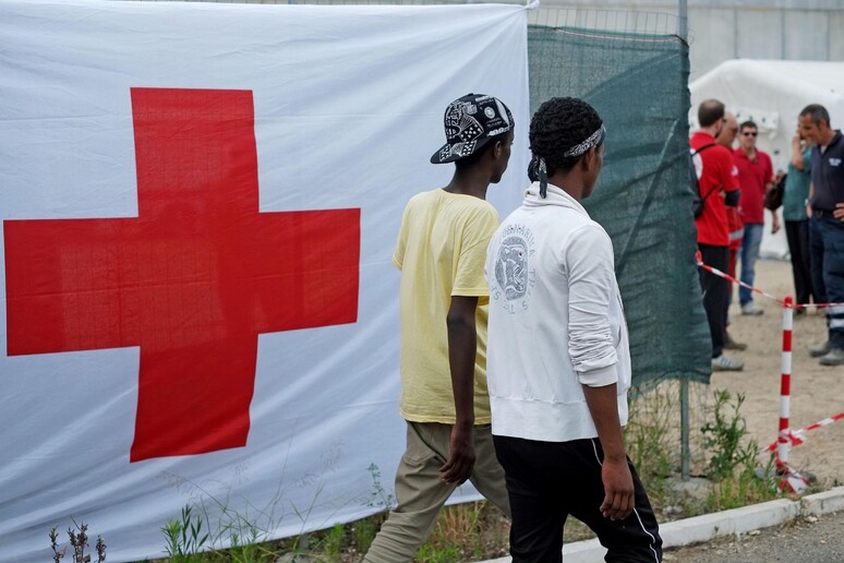 Profughi in campo allestito da Croce Rossa - RIPRODUZIONE RISERVATA
