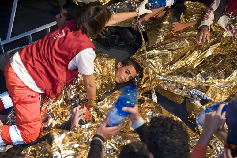 Immigrazione, soccorso a migranti a Lampedusa in una foto d 'archivio - RIPRODUZIONE RISERVATA