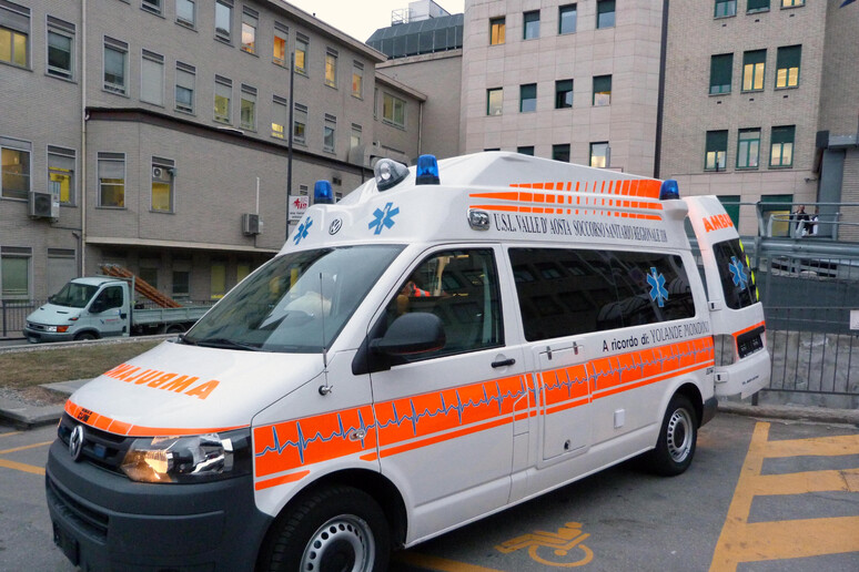 L 'ospedale di Aosta e l 'ambulanza del 118 - RIPRODUZIONE RISERVATA