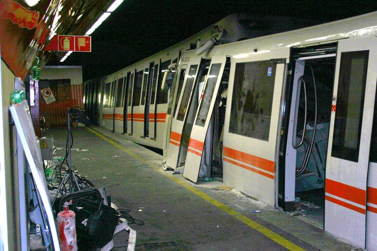 I treni della metropolitana di Roma che furono coinvolti nell 'incidente  di nella fermata Vittorio Emanuele a Roma - RIPRODUZIONE RISERVATA