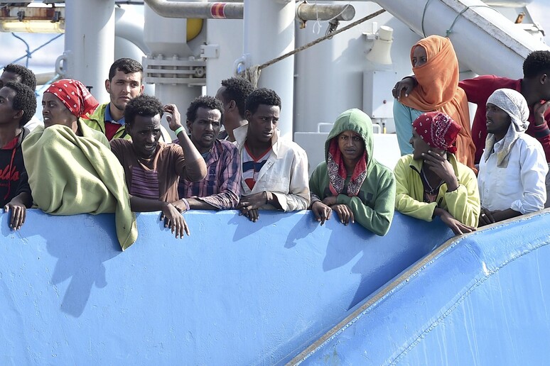 Uno sbarco di migranti © ANSA/AP