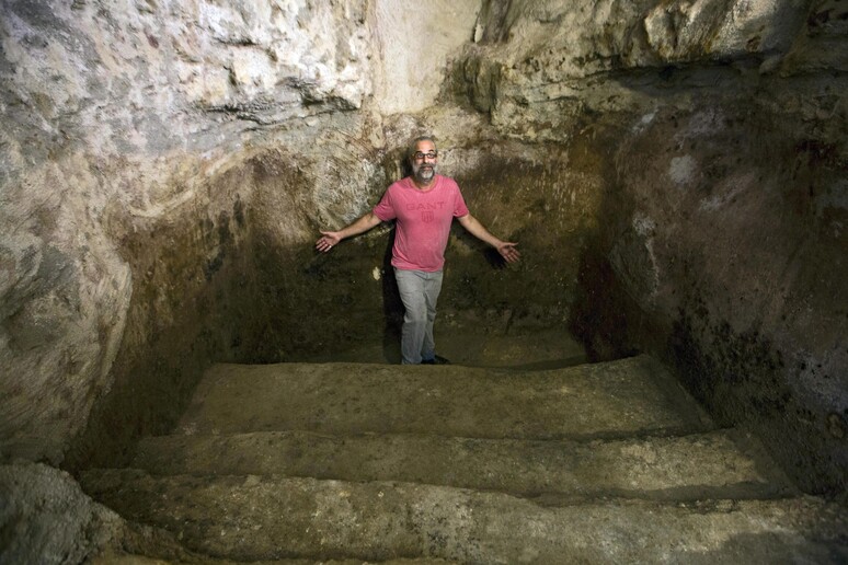 Tal mostra l 'antico mikvé scoperto sotto il pavimento del salotto della sua casa a Ein Kerem -     RIPRODUZIONE RISERVATA